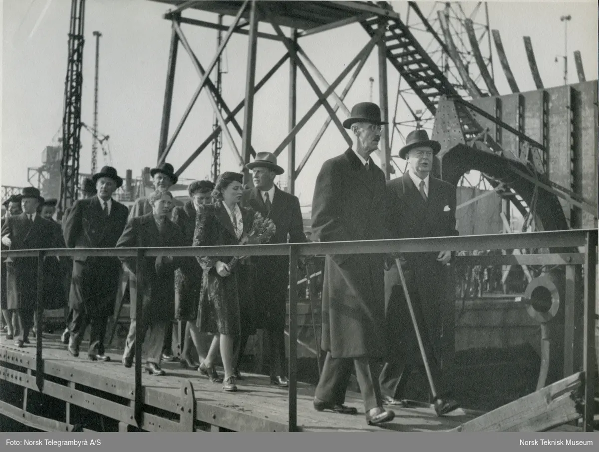 Kongefamilien på omvisning ved dokk 3 på Akers Mek. Verksted i forbindelse med stabelavløpningen av M/S Taurus, B/N 482 6. april 1948. Skipet ble levert i 1948 til Wilh. Wilhelmsen.