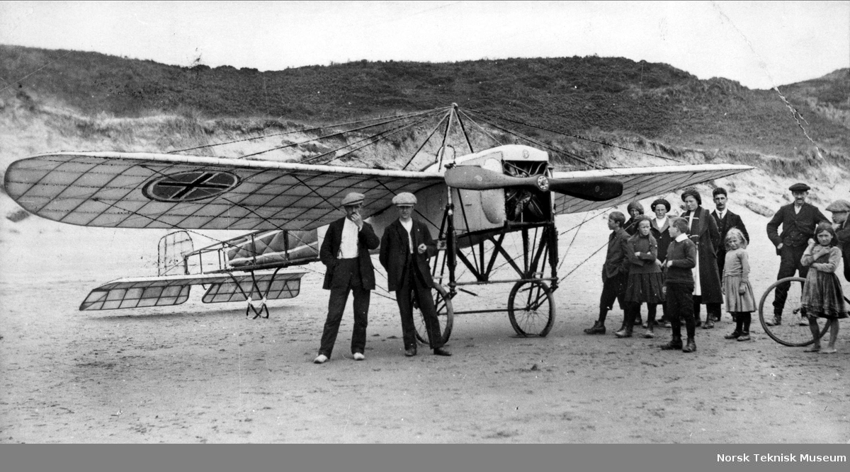 Tryggve Gran med sitt fly "Nordsjøen" og nysgjerrige tilskuere før start fra Cruden Bay, Skottland. Flyet, Blériot XI, hadde en fransk Gnome roterende stjernemotor på 80 hk. Dette bildet er tatt 30. juli 1914