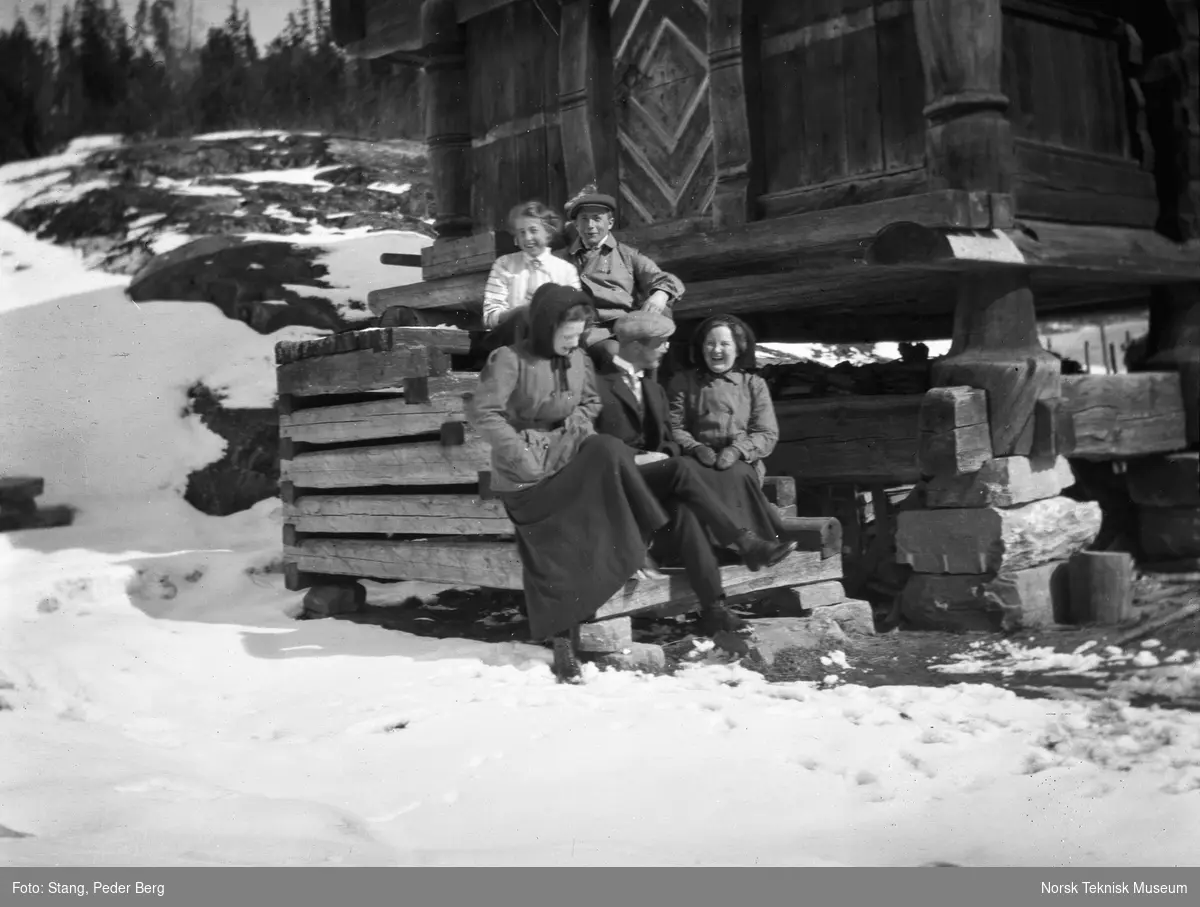Tre kvinner og en mann på trappen til stabburet på Bolkesjø turisthotell, Gransherad, Notodden