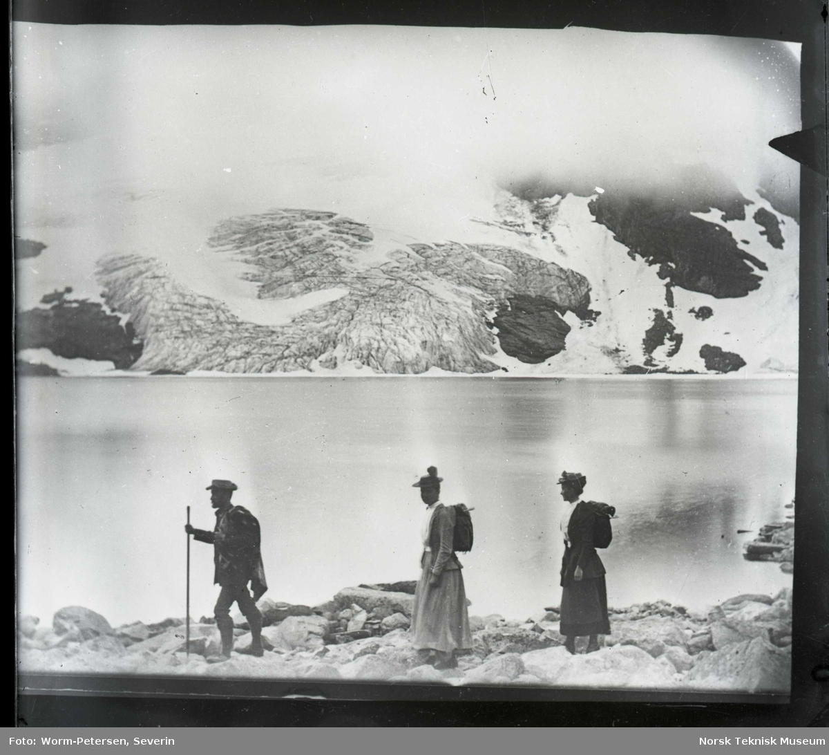 Fire fjellvandrere ved et vann, Jotunheimen
