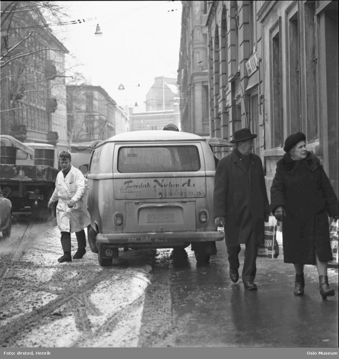gateløp, varebil, Volkswagen (Folkevognbuss), sjåfør, fotgjengere, eldre mann og kvinne