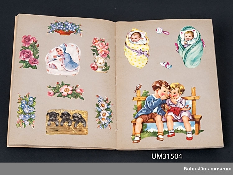 Bokmärkesalbum med bokmärken från 1950-talet.

Föremålet har använts av familjen Abrahamson i deras sommarstuga i Sundsandvik, byggd 1939.
För ytterligare upplysningar om förvärvet, se UM031385.