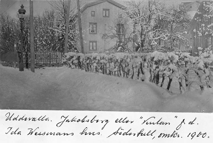 Text på kortet: "Uddevalla. Jakobsberg eller "Vesslan" f.d. Ida Wessmans hus Södertull, omkr 1900".