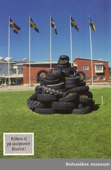 Vykort. "Uddevalla: Den nya däckskulpturen på gräsmattan framför museet"