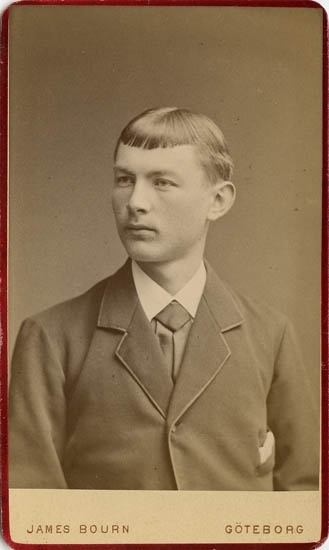 Text på kortets baksida: "Victor Bruce apotekare 1862-1931".
