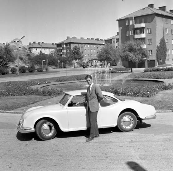 Sigfrid Olofsson, Munkedal, framför sin egenkonstruerade bil SIMO