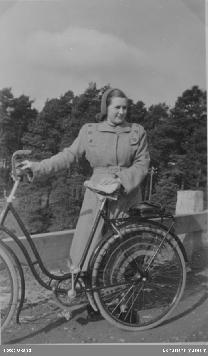 Text till bilden: "Herta Busch på en cykeltur, 1952".
