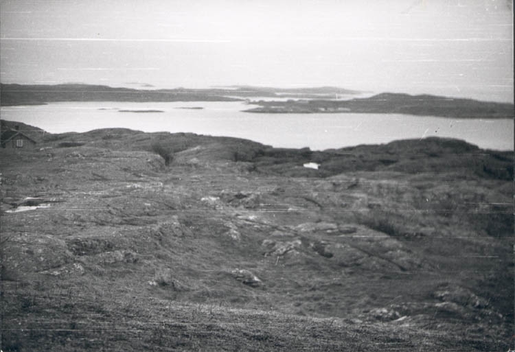 Noterat på kortet: "Marstrand. Från fästningen mot Ekholmen. Juldagen 1959."