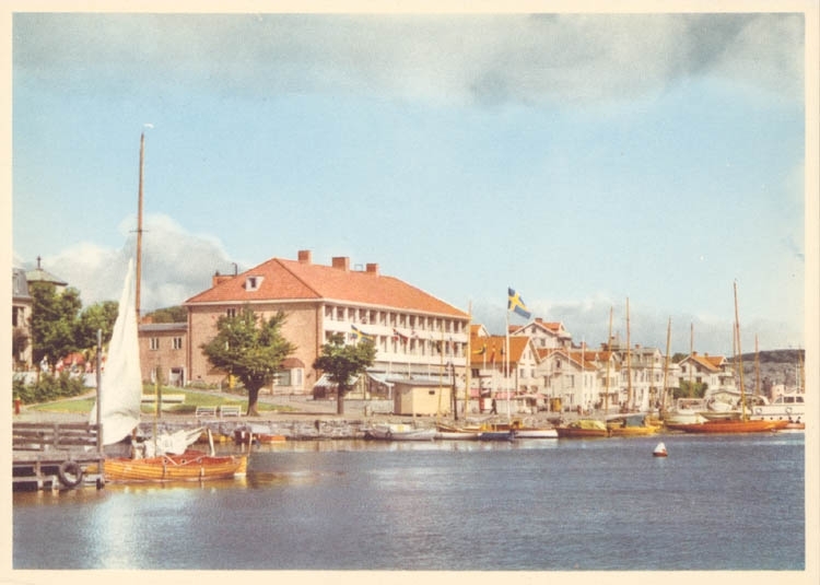 Tryckt text på kortet: "Hotell Marstrand, Västkustens pärla. Lämpligaste platsen för rekreation, kongresser o. dyl."