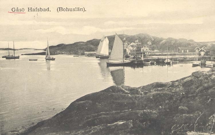 Tryckt text på kortet: "Gåsö. Hafsbad. (Bohuslän)."
"Förlag: Erika Olsson, Gåsö."