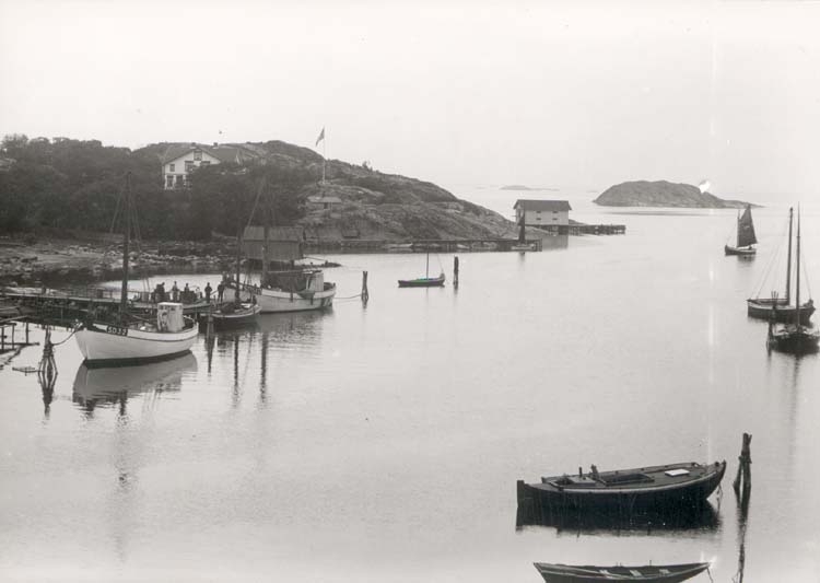 Noterat på kortet: "Sydkoster."
"Ekenäs. Hamn."
"Foto (D25) Dan Samuelson 1924. Köpt av dens. dec. 1958."