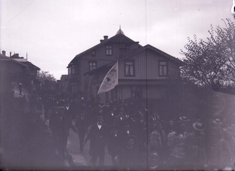 Enligt text som medföljde bilden: "Demonstrationståget Lysekil 24/5 1900."