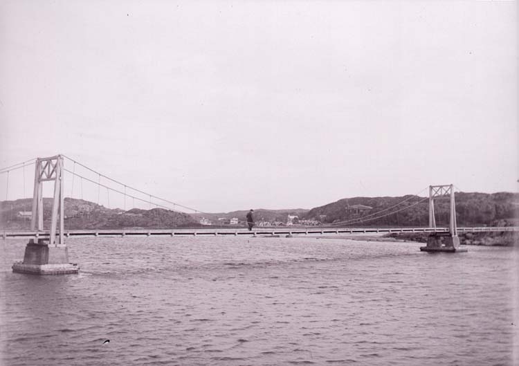 Enligt text som medföljde bilden: "Roddklubbens bro i Långedrag. Sept. 09".