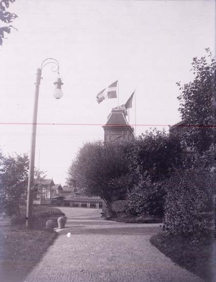 Enligt text som medföljde bilden: "Salongen o Båglampa, Lysekil 9/9 1899 tagen fr.porten till Badhuset."