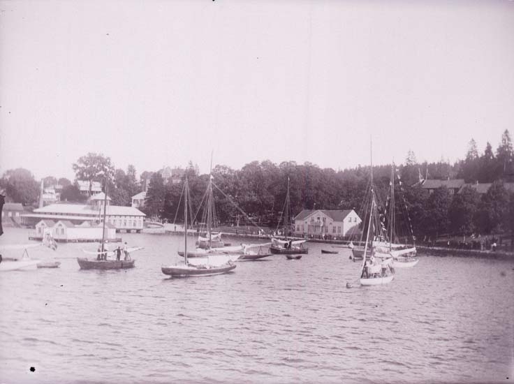 Enligt text som medföljde bilden: "Kappsegling. Hamnen med lustbåtar efter seglingen. Gustafsberg 30/7 1899.