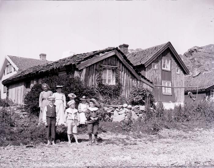 "Gammal stuga, Rågårdsvik. Pyro, Agfa plåt d. 10 juli 1904." enligt information som medföljde bilden.