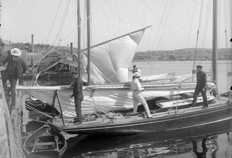 Enligt text som medföljde bilden: "Lysekil. Vanda, Agnes och SSG 08 i båthamnen 
Maj 08."