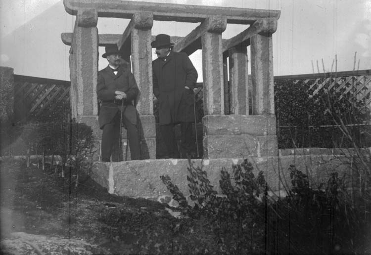 Enligt text som medföljde bilden: "Lysekil. Löf och Florell vid Murrays Tempel 29/10 1899".