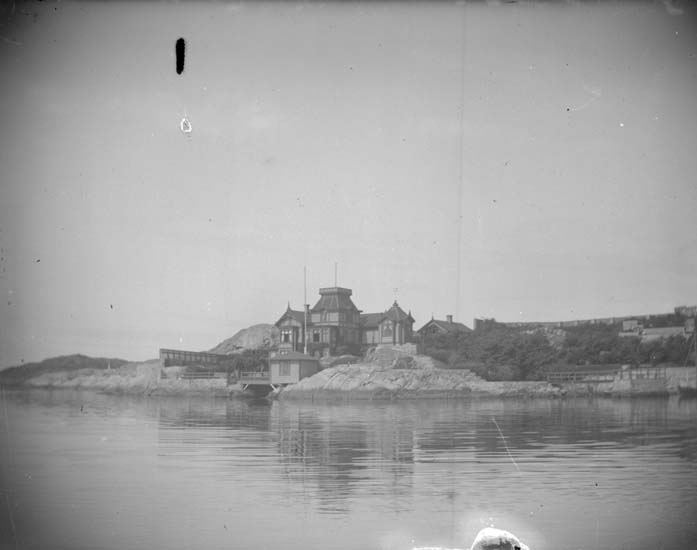 Enligt text som medföljde bilden: "Lysekil Prof. Murrays villa fr. sjön. 6/7 1898".