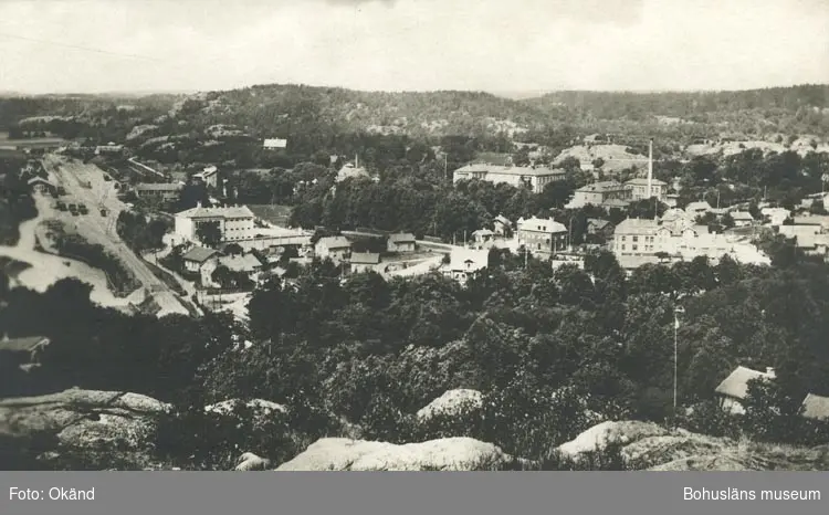 Tryckt text på vykortets baksida: "Uddevalla. Utsikt av staden."
