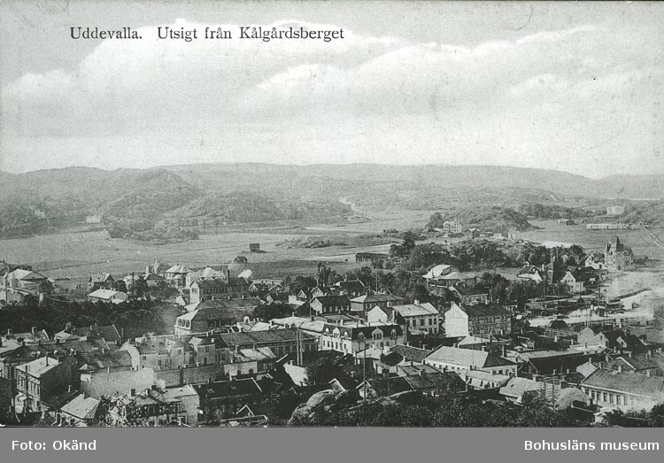 Tryckt text på vykortets framsida: "Uddevalla. Utsigt från Kålgårdsberget."