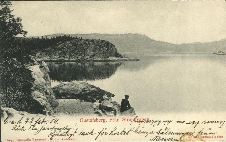 Tryckt text på vykortets framsida: "Gustafsberg. Från Strandvägen."
