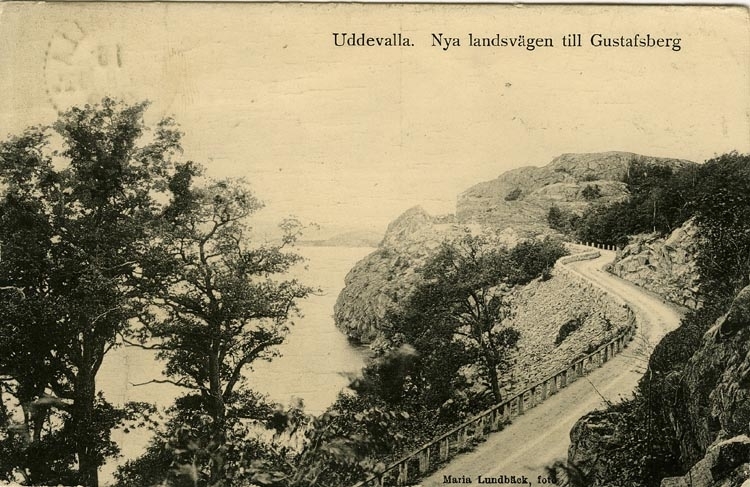 Tryckt text på vykortets framsida: "Uddevalla. Nya Landsvägen till Gustafsberg."