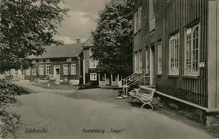 Tryckt text på vykortets framsida: "Uddevalla, Gustafsberg, Torget."