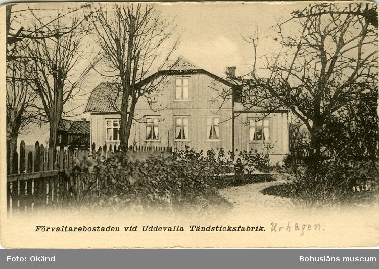 Tryckt text på vykortets framsida: "Förvaltarebostaden vid Uddevalla Tändsticksfabrik."
