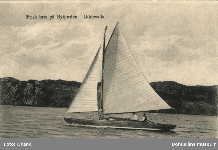 Tryckt text på vykortets framsida: "Frisk bris på Byfjorden. Uddevalla."