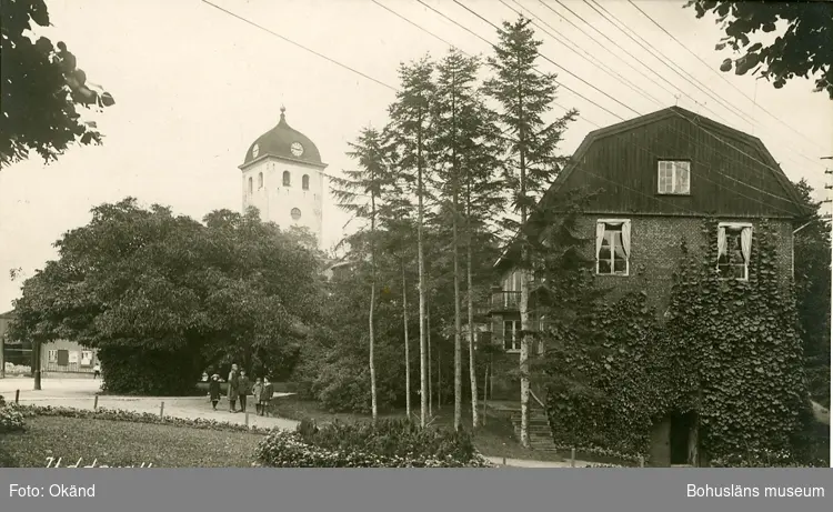 Tryckt text på vykortets framsida: "Uddevalla."