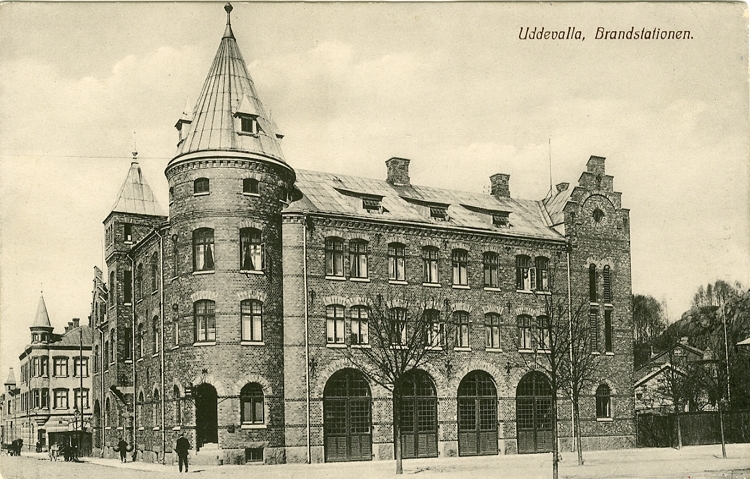 Tryckt text på vykortets framsida: "Uddevalla, Brandstationen."