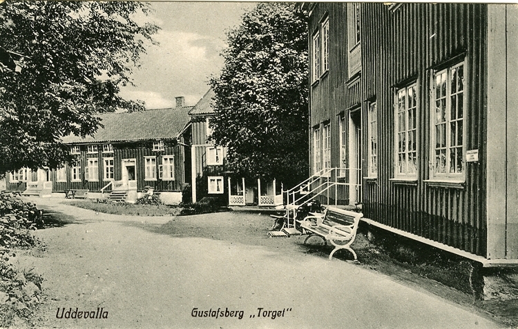Tryckt text på vykortets framsida: "Uddevalla, Gustafsberg Torget."