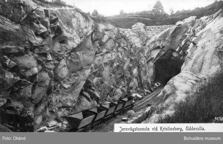 Tryckt text på vykortets framsida: "Järnvägstunneln vid Kristineberg, Uddevalla."