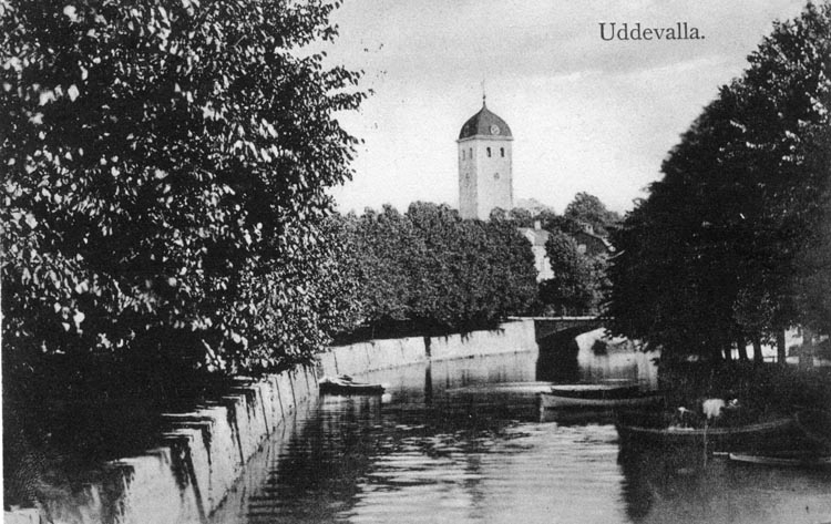 Tryckt text på vykortets framsida: "Uddevalla."

