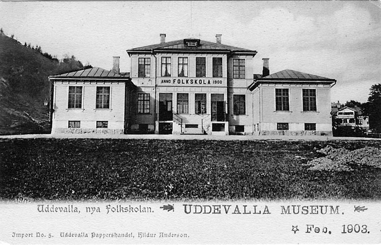 Tryckt text på vykortets framsida: "Uddevalla, nya Folkskolan".
"Uddevalla Pappershandel, Hildur Anderson".