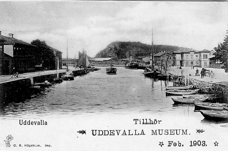 Tryckt text på vykortets framsida: "Hamnparti, Uddevalla".
