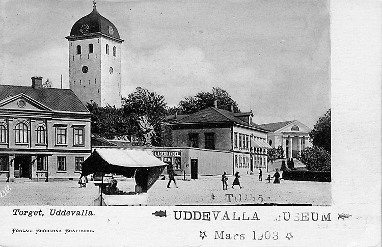 Tryckt text på vykortets framsida: "Torget, Uddevalla".
