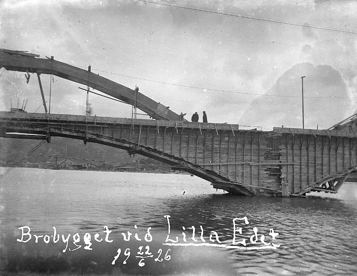 Enligt text på fotot: "Brobygget vid Lilla Edet. 22/6 1926".