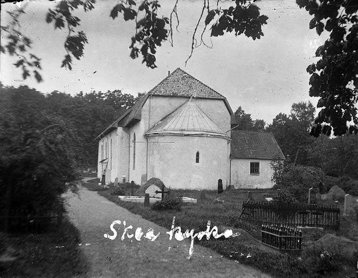 Enligt text på fotot: "Skee kyrka".



















