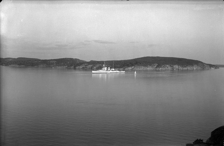 Enligt fotografens anteckningar: "Engelska eskadern på besök i Gullmarsfjorden vid Bornö omkring 1930?"