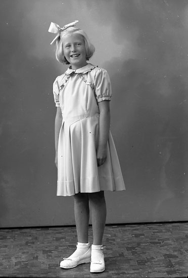 Enligt fotografens journal nr 8 1951-1957: "Berntsson, Anita Evja Hjälteby".