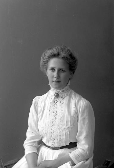 Enligt fotografens journal nr 2 1909-1915: "Johansson, Helga Här".