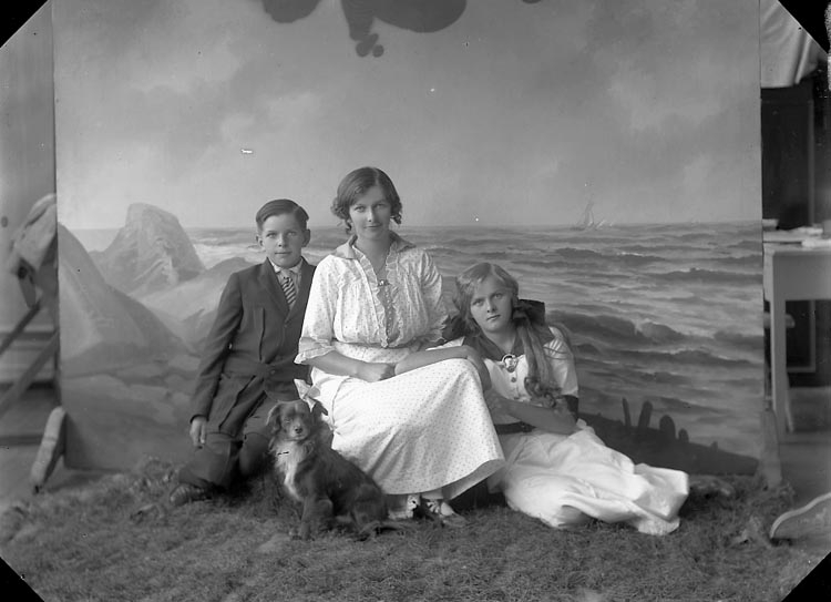 Enligt fotografens journal nr 2 1909-1915: "Almgren, Gunhild Byn Ödsmål".