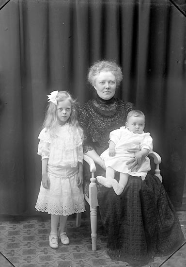 Enligt fotografens journal Lyckorna 1909-1918: "Olsson, Fru Lyckorna".