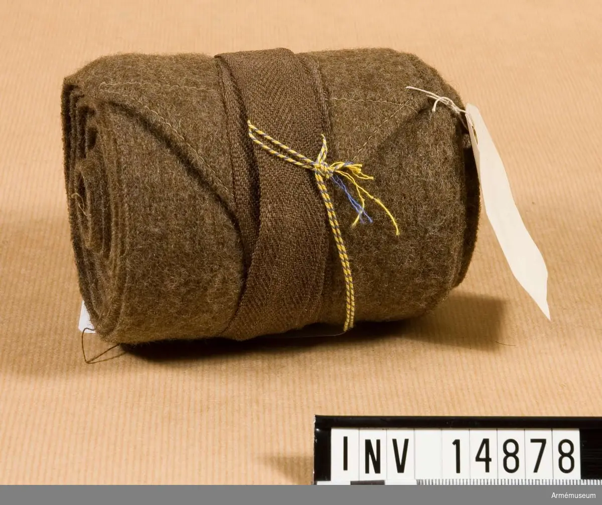 Grupp C I.

Benlindor (eng. "putties") av khakifärgat tyg, 12 cm breda, med bomullsband på ändarna i samma färg. Från K.A.I.D. modellkammare.