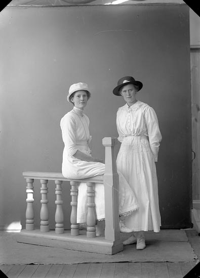 Enligt fotografens journal nr 3 1916-1917: "Adielsson, Fru Berta Grindstorp, Spekeröd".