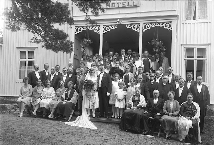 Enligt fotografens journal nr 5 1923-1929: "Rehnberg, Brudparet Hotellet Här".