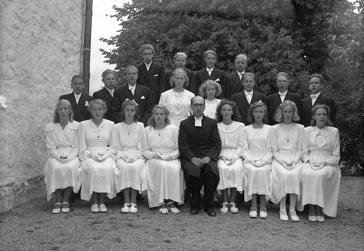 Enligt fotografens journal nr 7 1944-1950: "Nyblom, Pastor Harry Jörlanda".