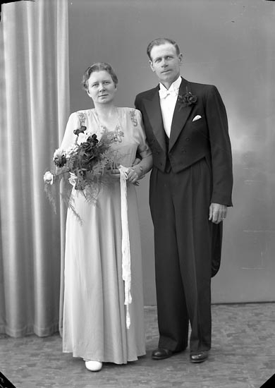 Enligt fotografens journal nr 7 1944-1950: "Engberg, Herr Arnold Hede, Stillingsön".